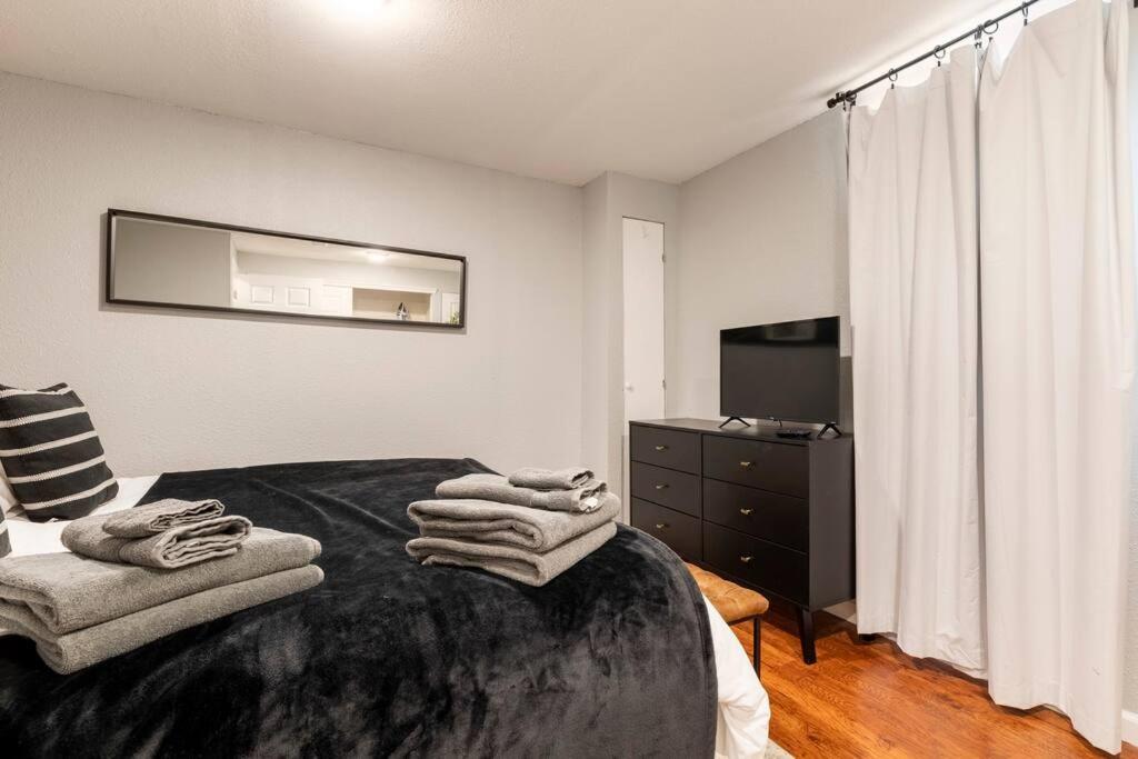 Adorable 2-Bedroom Modern Basement เดนเวอร์ ภายนอก รูปภาพ